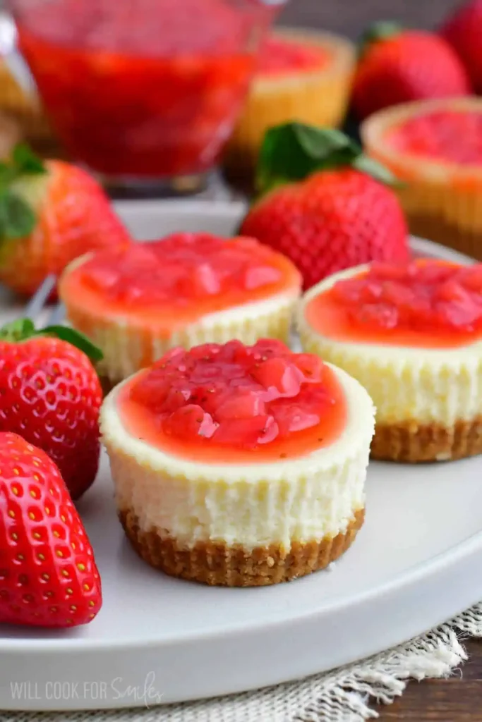 Mini-cheesecakes-closeup-on-one-on-a-plate